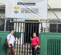 Sede Colegio Mayor Comuna 1 Popular. de izquierda a derecha thomas perez lider comunitario. gloria catañeda estudiante del Colegio Mayor